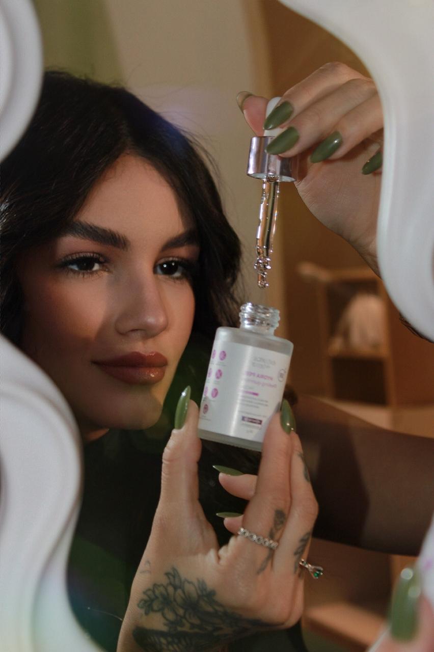 Dra. Bruna Mendes com um sérum facial